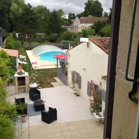 Apartment Avec Piscine Privee Jardin Clos Et Wifi A Jean D'angely *